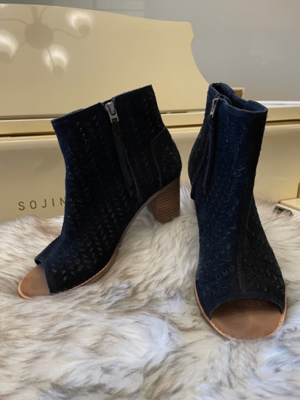 TOMS Black Open-Toe Booties – Size 8 Women’s 🖤